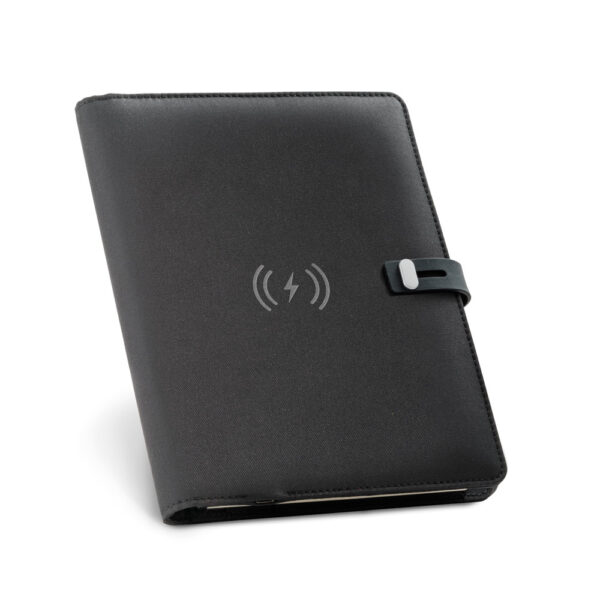 EMERGE A5 FOLDER. Pasta A5 em 300D poliéster reciclado (100% rPET) com carregador sem fios