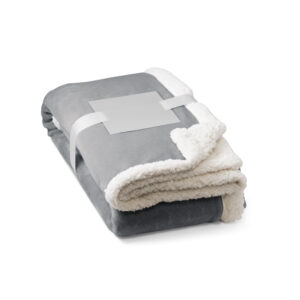 HEIDEN. Manta reversível em tecido polar (190 g/m²) com fita em cetim e cartão personalizável