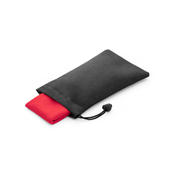 BERNAL. Toalha de desporto refrescante em poliéster reciclado (100% rPET) com bolsa em non-woven - Image 2