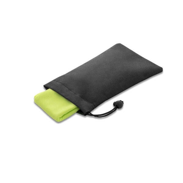 BERNAL. Toalha de desporto refrescante em poliéster reciclado (100% rPET) com bolsa em non-woven - Image 5